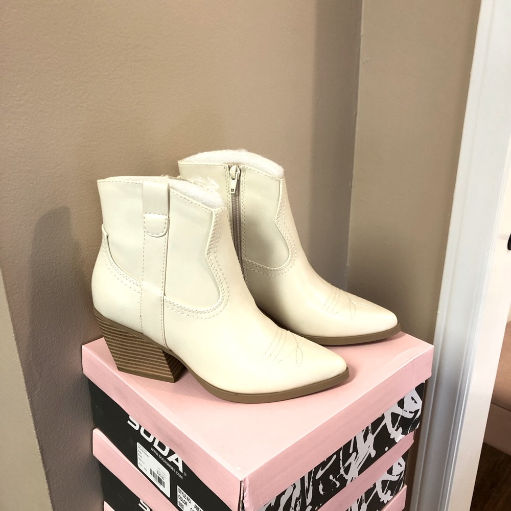 Soda off white/cream booties